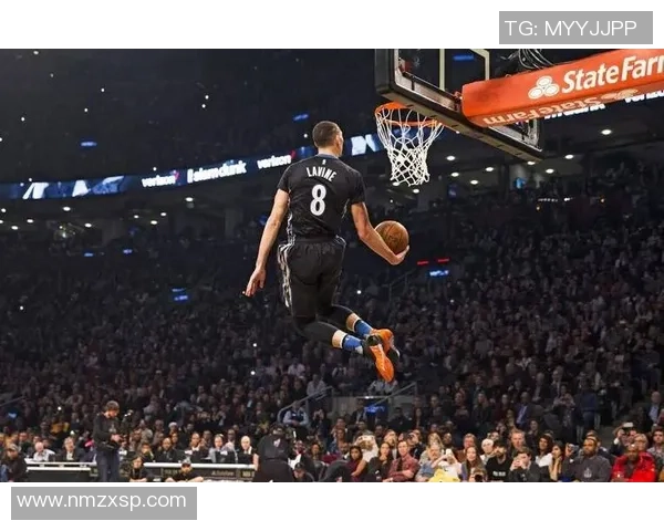 足球球星玩偶上演惊艳暴力美学空中飞身霸气扣篮瞬间